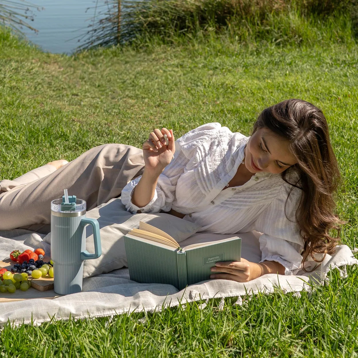 Garrafa Térmica Flamingueo 0.9L com Palhinha e Asa — Fria 24h, Quente 10h